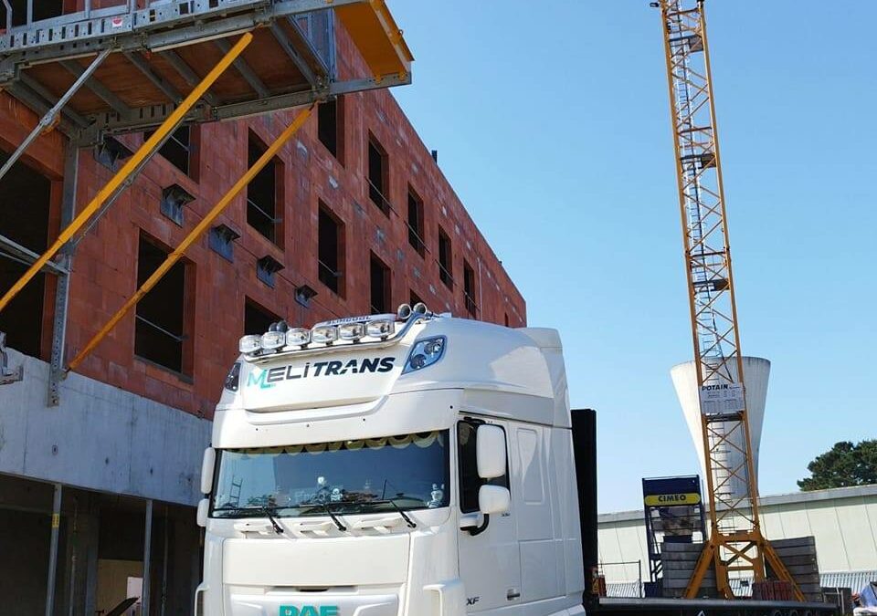 Transport de matériaux de construction pour un chantier à Caen