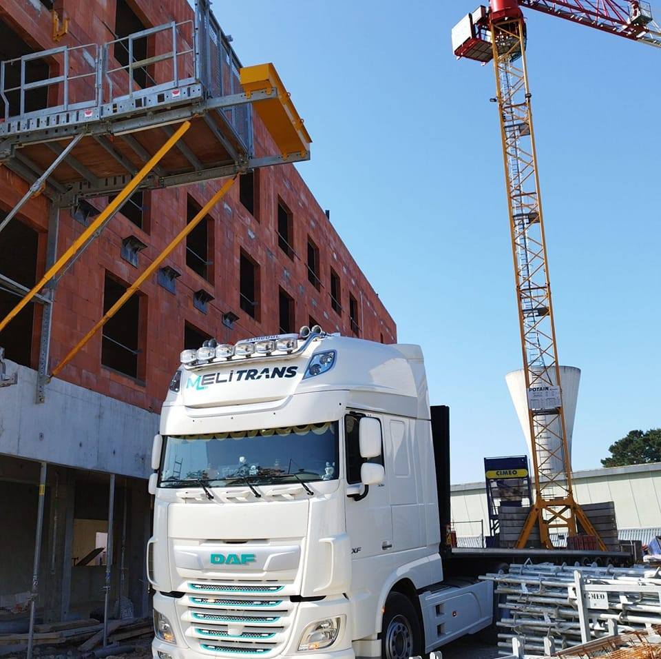 camion-chantier-grue-transport